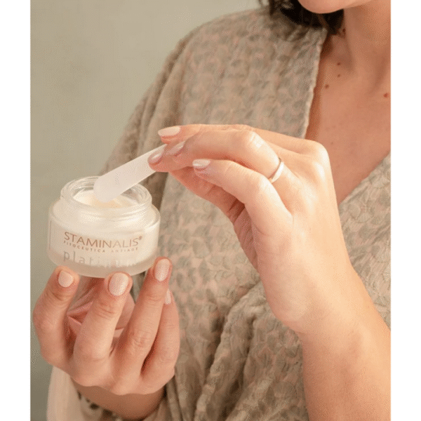 Stamintalis Crema Giorno DNA Skin Protection | Anti-Age e Protezione UV - 50 ml 1 Progetto senza titolo8 12