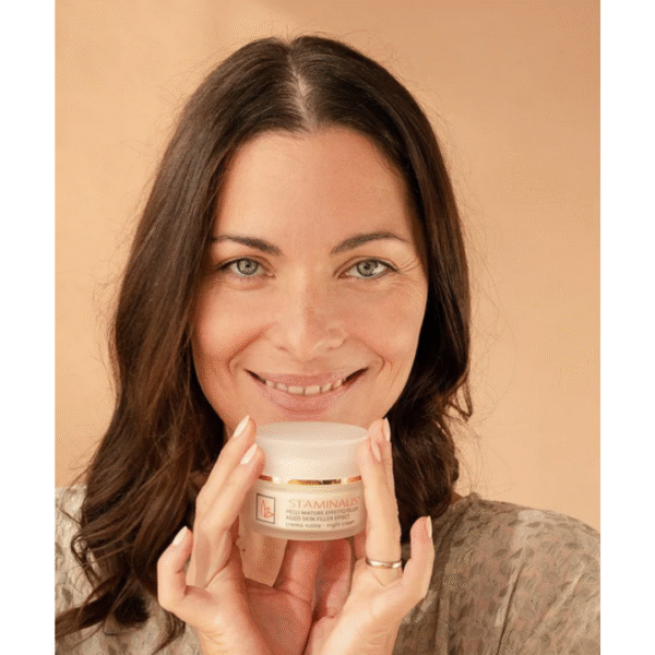Stamintalis Crema Notte Effetto Filler per Pelli Mature | Rimpolpante e Rigenerante - 50 ml 1 Progetto senza titolo8 9
